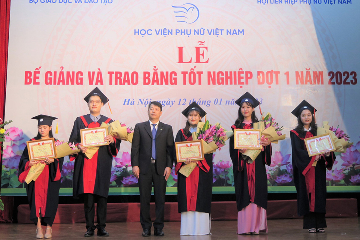 PGS.TS. Trần Quang Tiến - Giám đốc Học viện Phụ nữ Việt Nam tặng bằng khen cho các sinh viên tốt nghiệp loại xuất sắc. PGS.TS. Trần Quang Tiến - Giám đốc Học viện Phụ nữ Việt Nam tặng bằng khen cho các sinh viên tốt nghiệp loại xuất sắc.