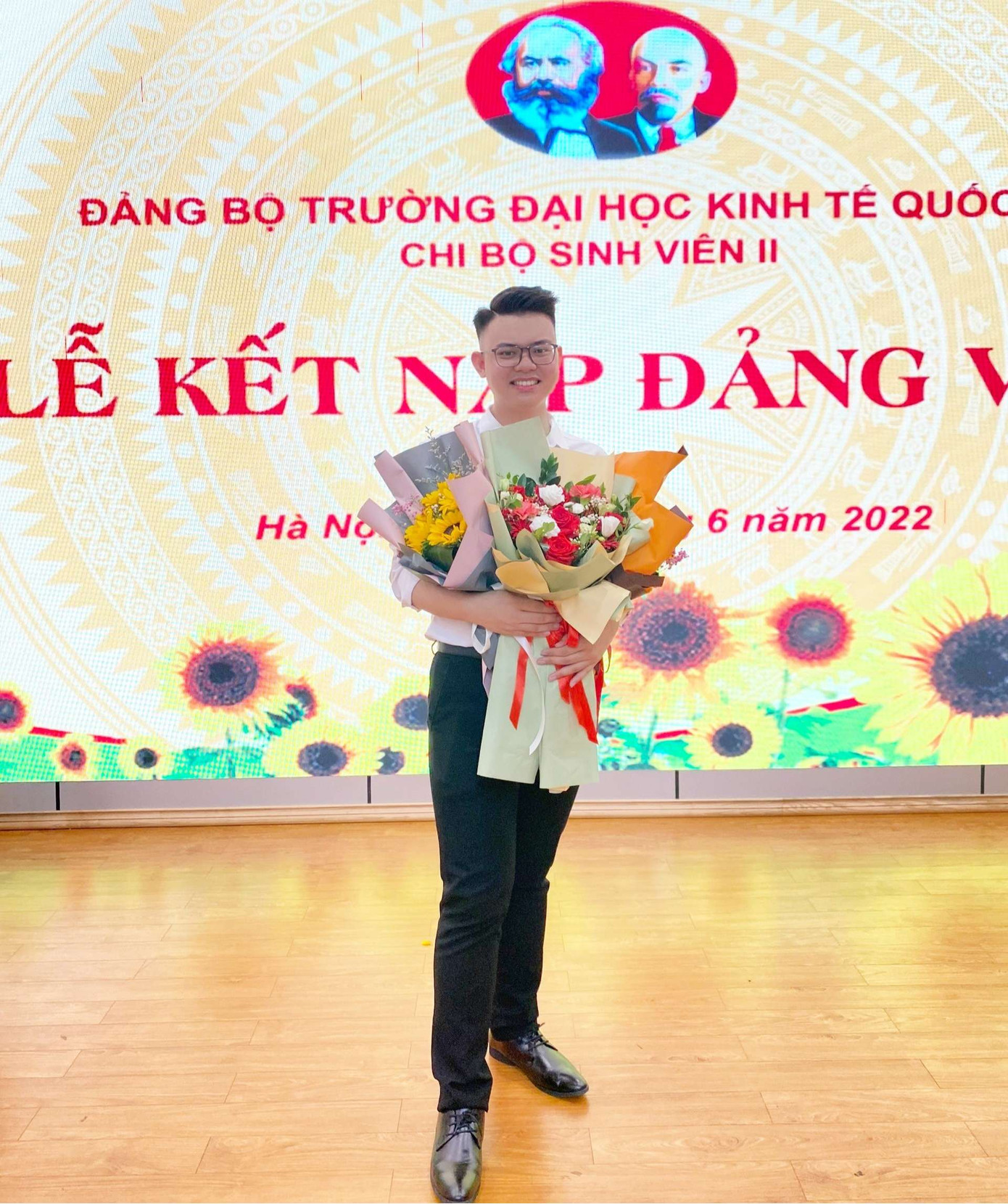 Đinh Viết Giang tại buổi lễ Kết nạp Đảng. Đinh Viết Giang tại buổi lễ Kết nạp Đảng.