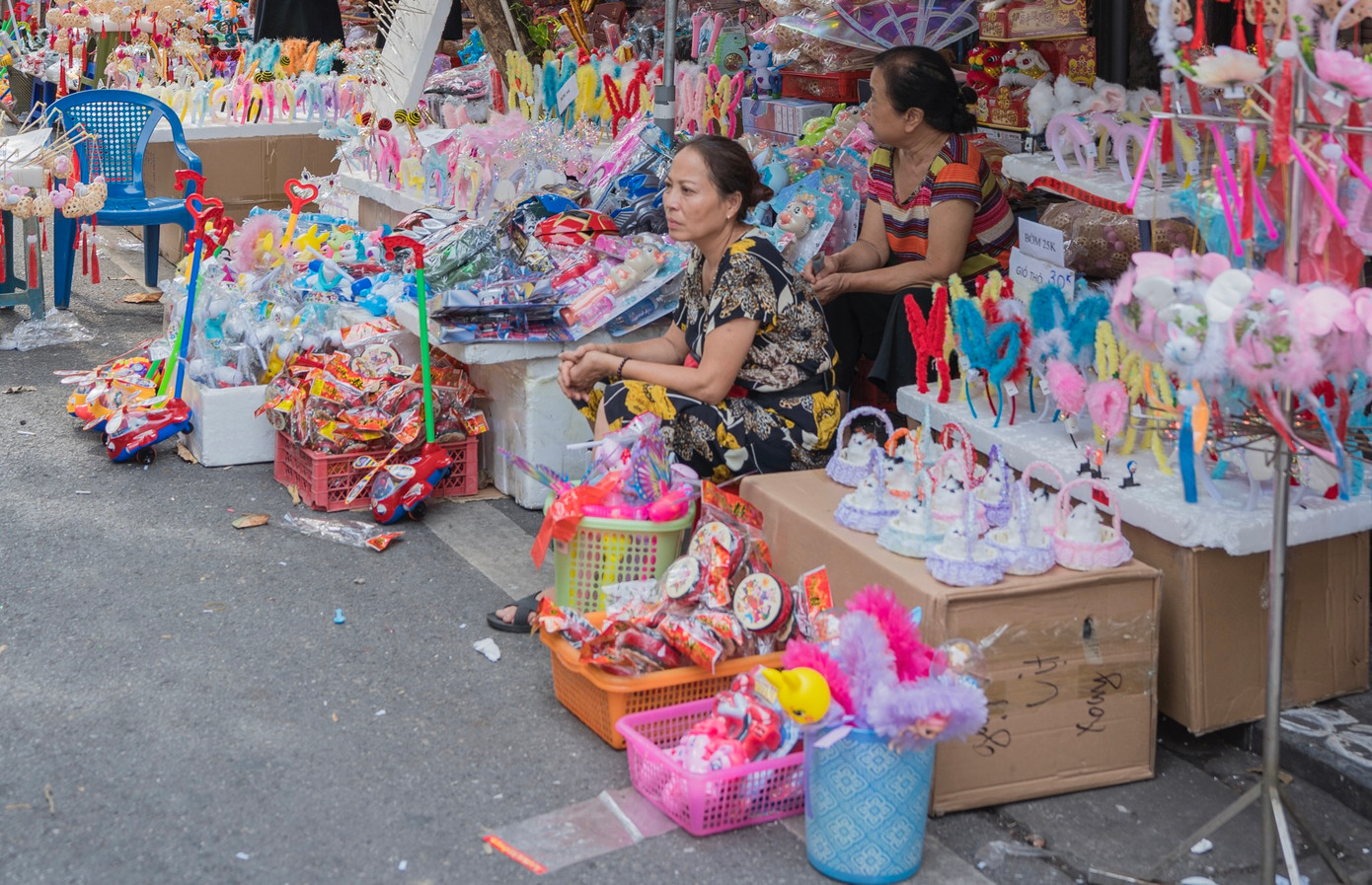 Chị Yến (45 tuổi), một tiểu thương buôn bán trên phố Hàng Mã. Chị Yến (45 tuổi), một tiểu thương buôn bán trên phố Hàng Mã.