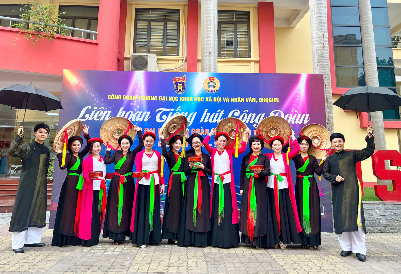 Huế tham gia Liên hoan Tiếng hát Công đoàn cùng các thầy cô giảng viên khoa Du lịch học.