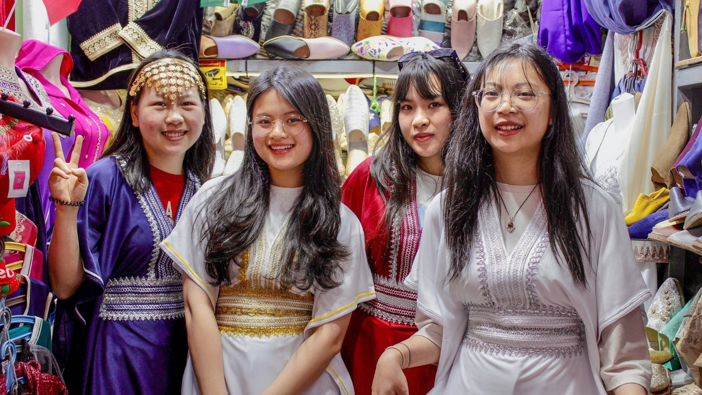 Những cô gái Việt thử trang phục truyền thống của Ma-rốc.