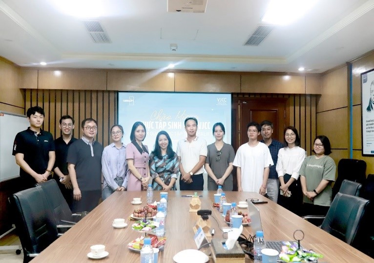 Lãnh đạo Viện VJCC đến chào và giới thiệu Nhóm sinh viên thực tập với Lãnh đạo Công ty Cổ phần GamaLift.