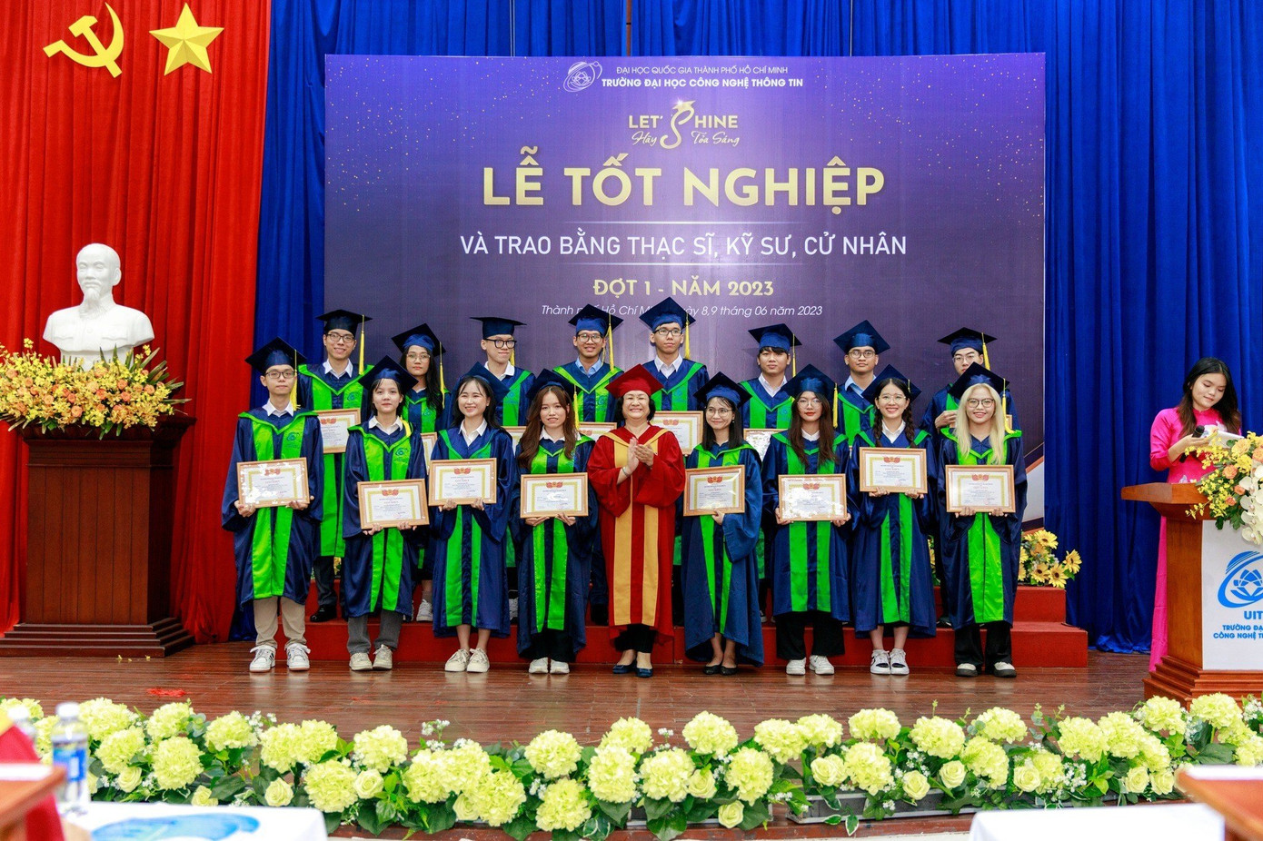 Khoảnh khắc vinh danh các thủ khoa.