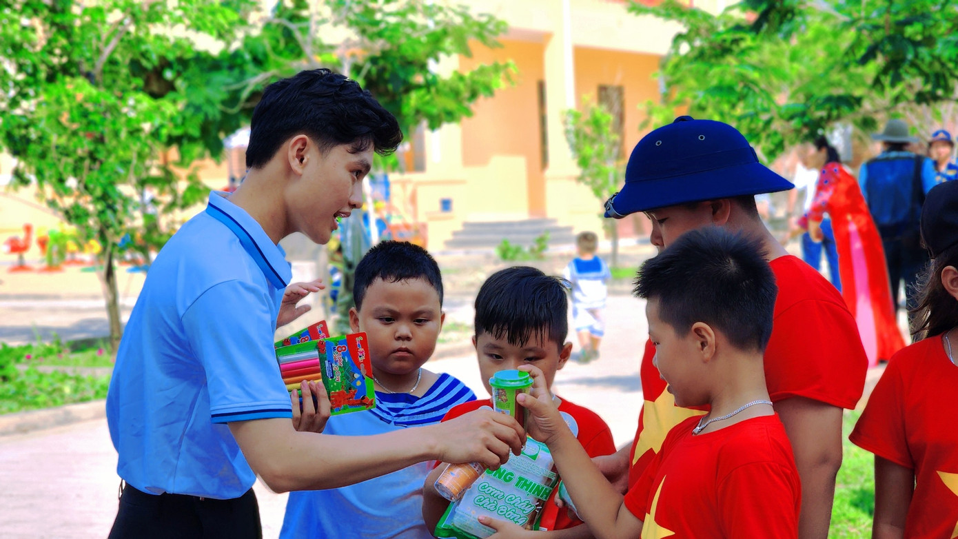 Văn Tân cùng các em nhỏ trên đảo. Văn Tân cùng các em nhỏ trên đảo.