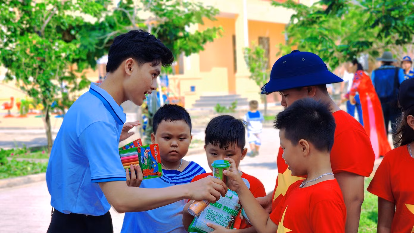 Văn Tân cùng các em nhỏ trên đảo.