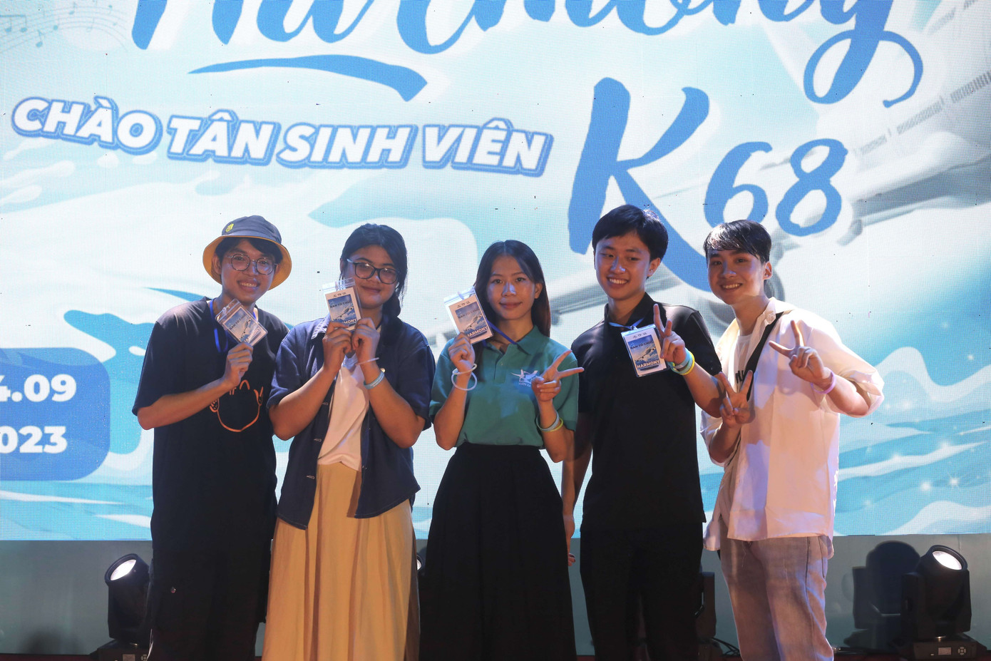 Hồng (đứng giữa) tham gia Ban tổ chức chương trình Gala Cất cánh Harmony - Chào tân sinh viên K68.