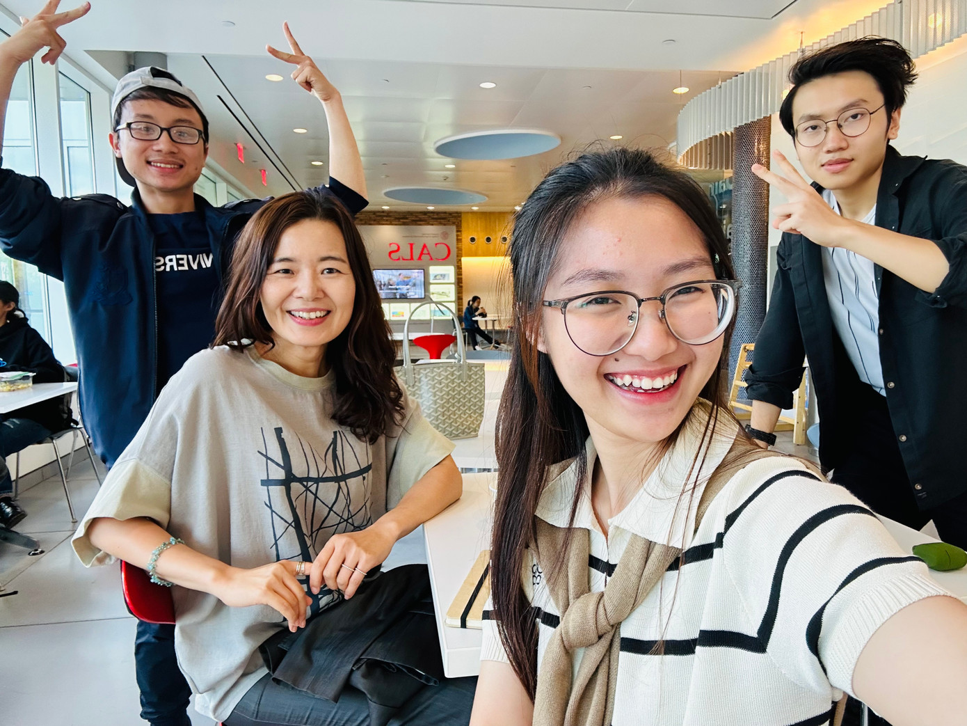 Thu Hà sau buổi trò chuyện cùng cô Helen Chun - giáo sư giảng dạy môn Marketing tại Cornell.