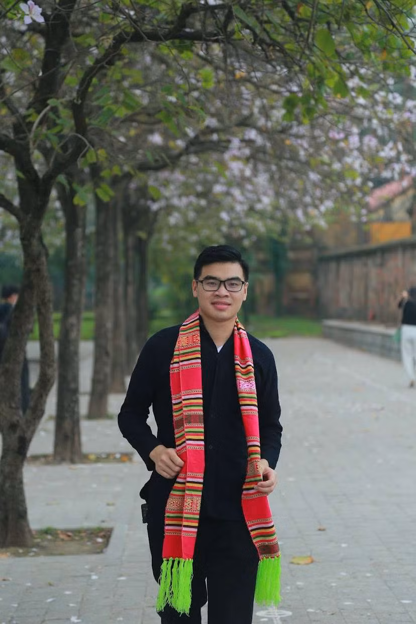 Quàng Văn Đạt, người dân tộc Thái, hiện đang là sinh viên trường Đại học Khoa học Xã hội và Nhân văn, ĐHQG HN. Quàng Văn Đạt, người dân tộc Thái, hiện đang là sinh viên trường Đại học Khoa học Xã hội và Nhân văn, ĐHQG HN.