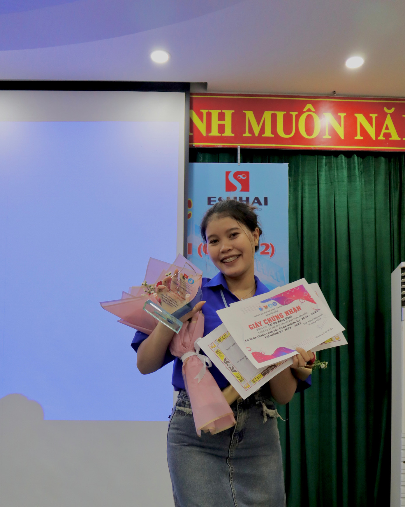 Tài Nữ Hồng Hạnh (21 tuổi) sinh ra và lớn lên ở Ninh Thuận. Tài Nữ Hồng Hạnh (21 tuổi) sinh ra và lớn lên ở Ninh Thuận.