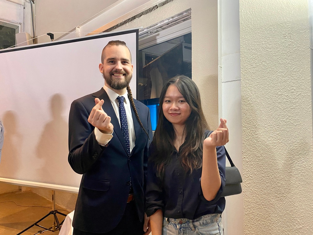 Anh Thơ và đại diện của Đại sứ quán Đan Mạch tại tiệc chúc mừng các sinh viên Việt Nam nhận học bổng thạc sĩ Erasmus Mundus do Phái đoàn EU tại Việt Nam tổ chức tháng 7/2023.