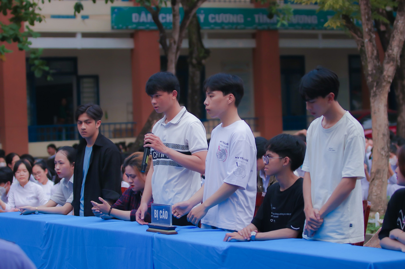 Sinh viên trường Đại học Duy Tân đảm nhiệm việc thực hiện các vai diễn trong vụ án của Phiên tòa giả định. Sinh viên trường Đại học Duy Tân đảm nhiệm việc thực hiện các vai diễn trong vụ án của Phiên tòa giả định.