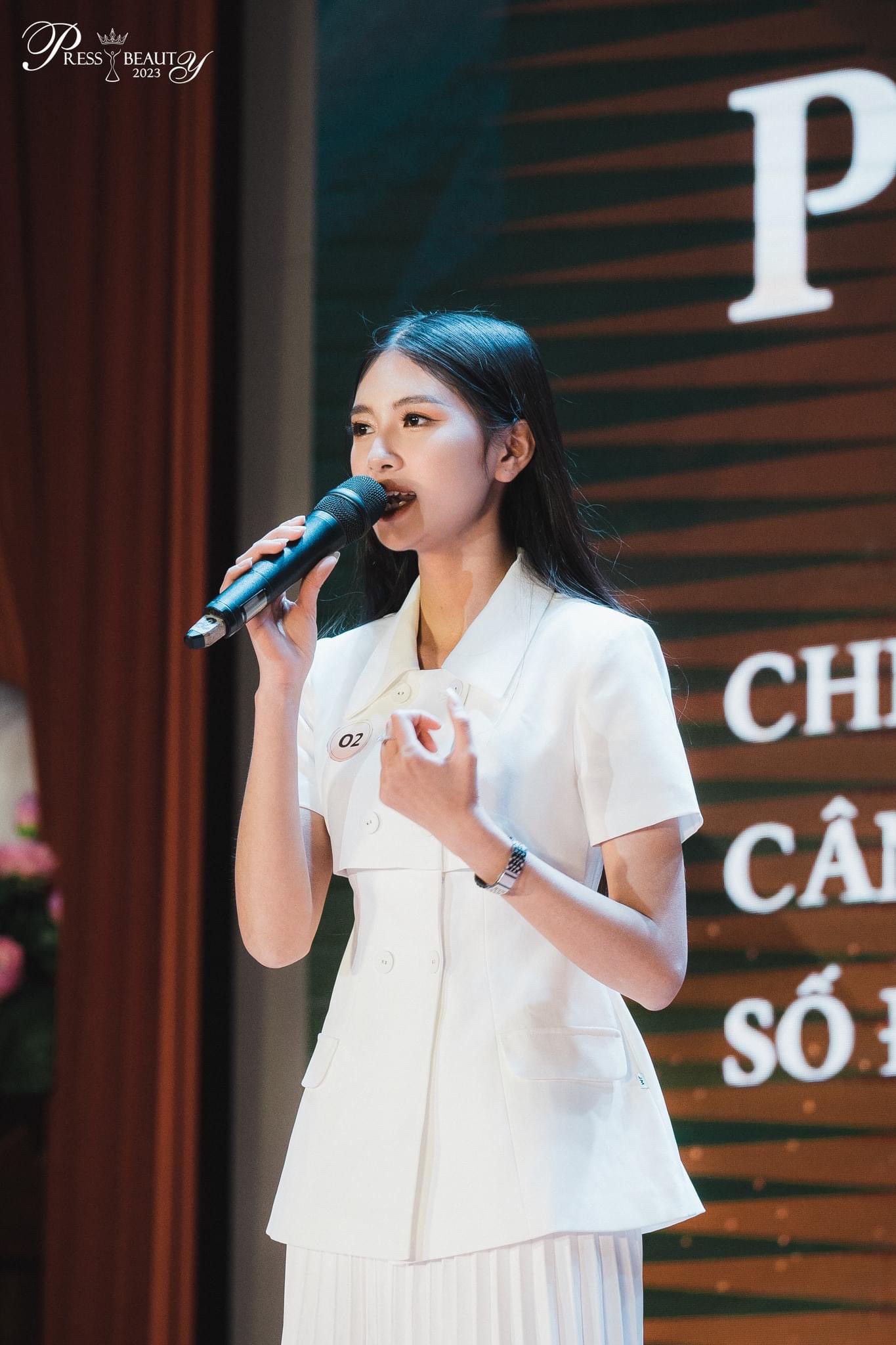 Phương Anh trong phần thi Hùng biện tại đêm Bán kết.