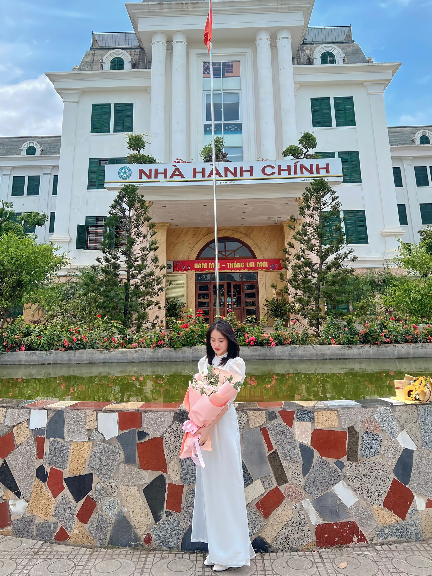 Trần Thị Hồng Liên – tân cử nhân chuyên ngành Kinh tế, Học viện Nông nghiệp Việt Nam. Trần Thị Hồng Liên – tân cử nhân chuyên ngành Kinh tế, Học viện Nông nghiệp Việt Nam.