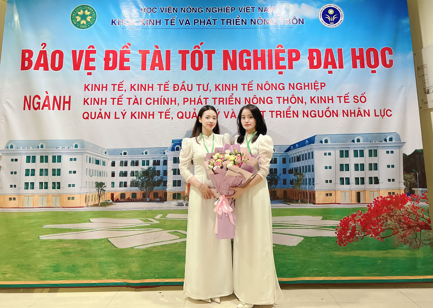 Hồng Liên cũng gửi một lời cảm ơn của bản thân đến các thầy cô giáo trong Khoa kinh tế, Học viện Nông nghiệp và các bạn trong lớp đã đồng hành cùng cô trong suốt bốn năm qua. Hồng Liên cũng gửi một lời cảm ơn của bản thân đến các thầy cô giáo trong Khoa kinh tế, Học viện Nông nghiệp và các bạn trong lớp đã đồng hành cùng cô trong suốt bốn năm qua.