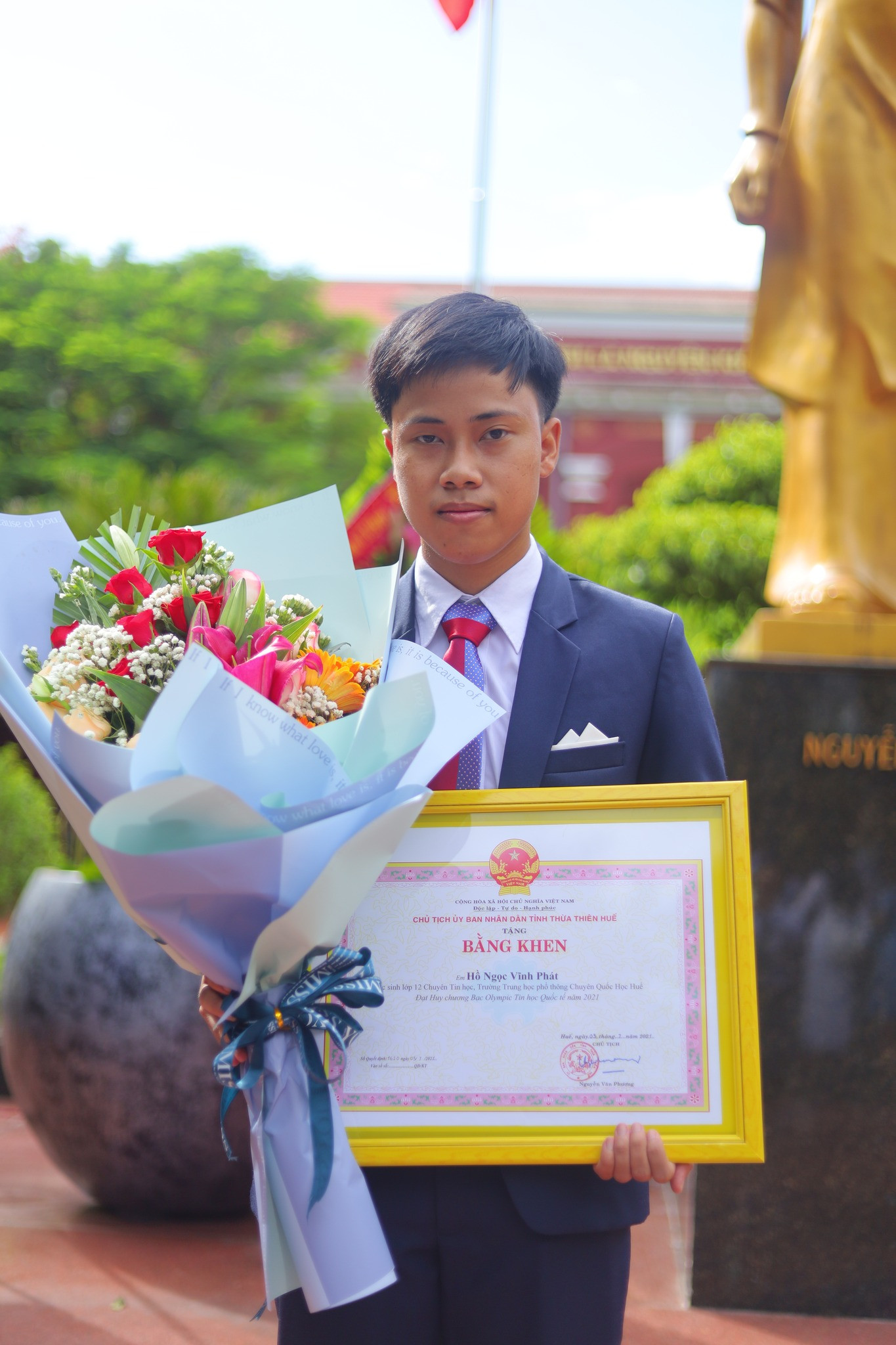 Vĩnh Phát là cựu học sinh trường THPT chuyên Quốc học Huế. Vĩnh Phát là cựu học sinh trường THPT chuyên Quốc học Huế.