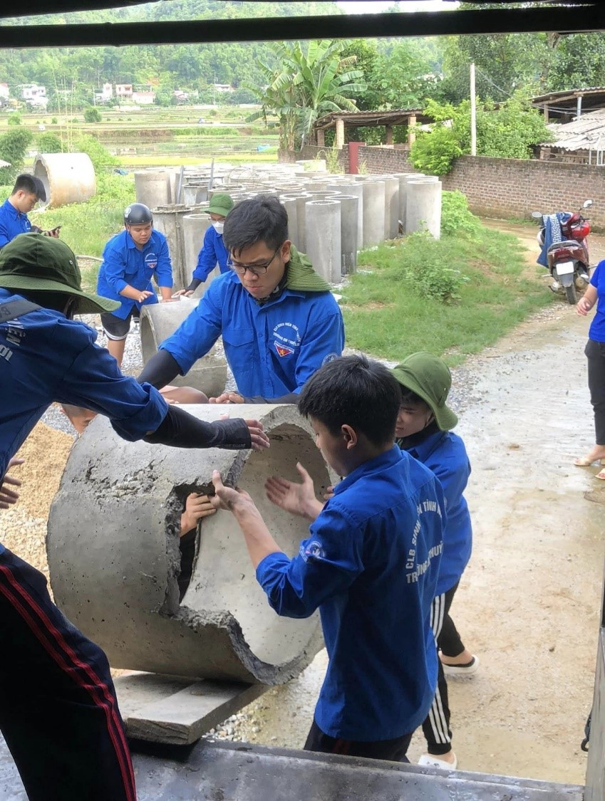 Tình nguyện viên tham gia lắp đặt 5 bể chứa bao bì thuốc bảo vệ thực vật tại hai thôn ở xã Lục Bình.