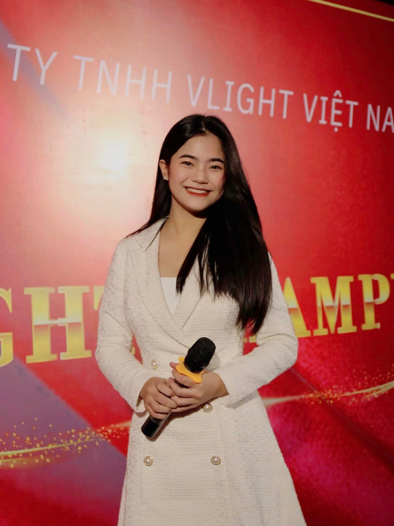 Ngoài giờ học, cô làm thêm công việc MC và dạy gia sư môn Văn.