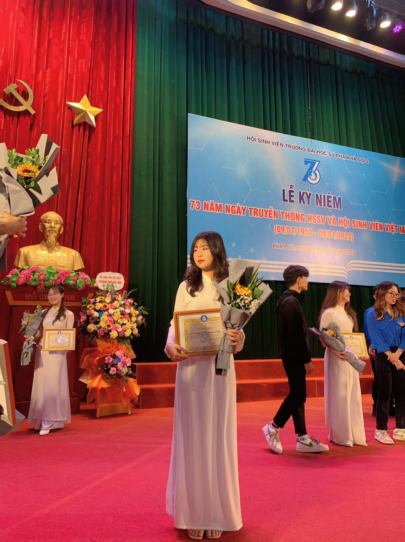 Phương Thảo nhận giấy khen SV5T.