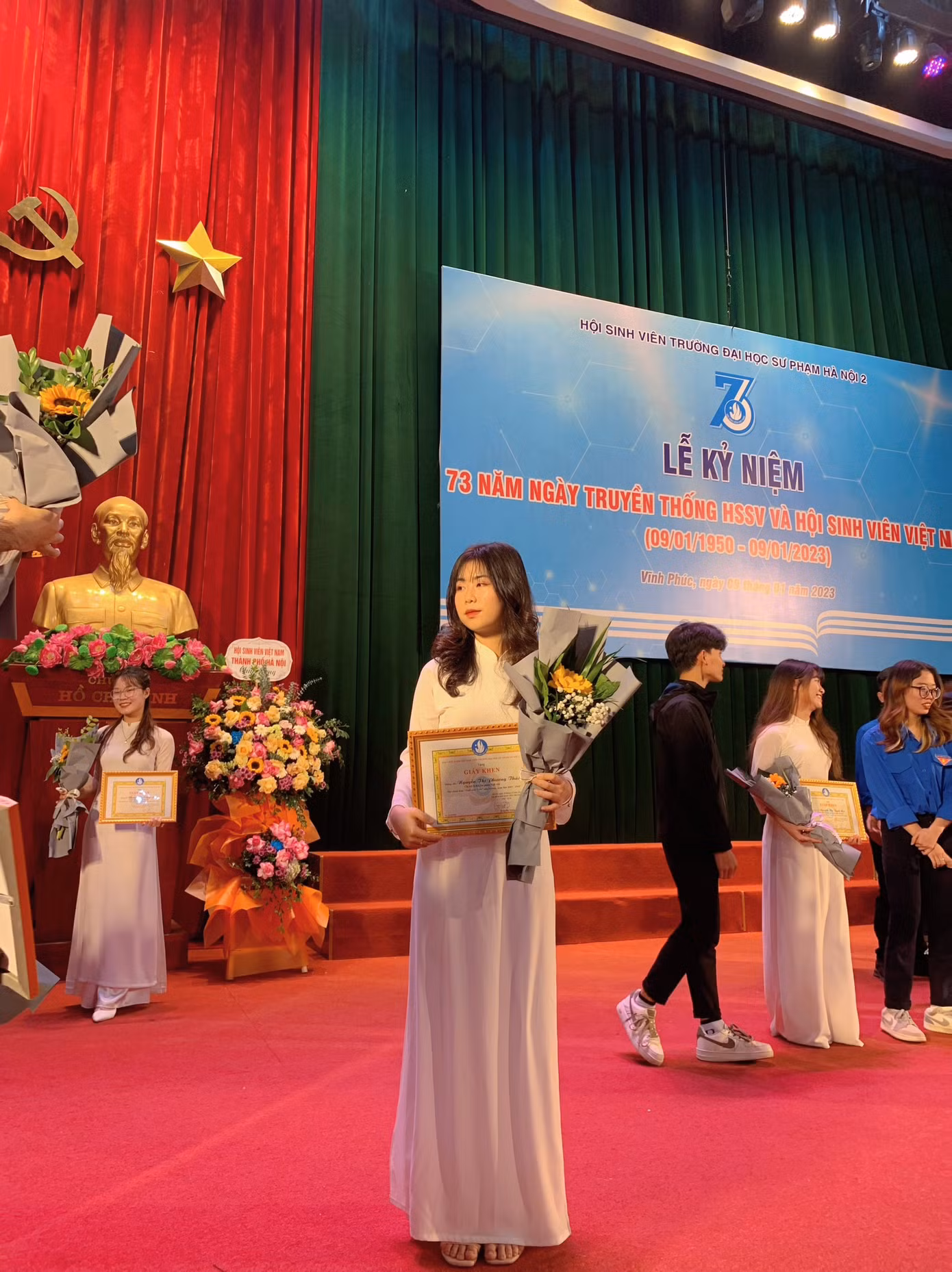 Phương Thảo nhận giấy khen SV5T.