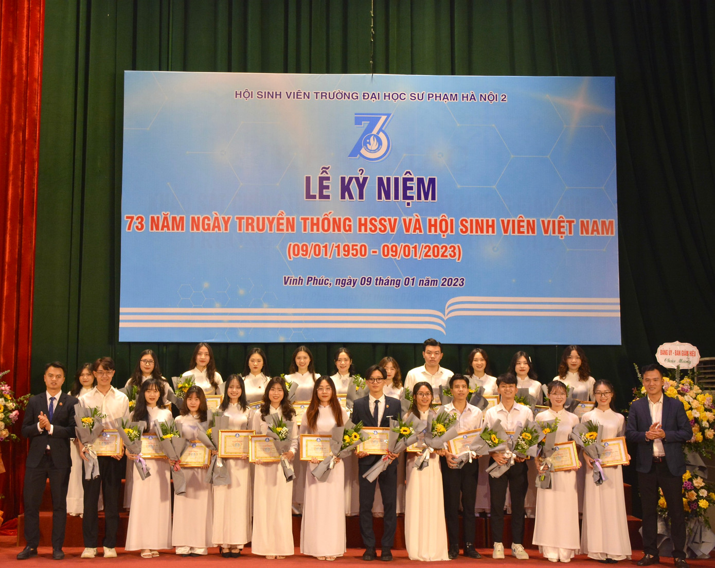 Phương Thảo nhận giấy khen SVT5 trong Lễ kỷ niệm 73 năm truyền thống Học sinh Sinh viên.