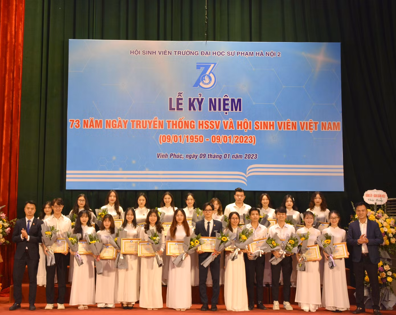 Phương Thảo nhận giấy khen SVT5 trong Lễ kỷ niệm 73 năm truyền thống Học sinh Sinh viên.