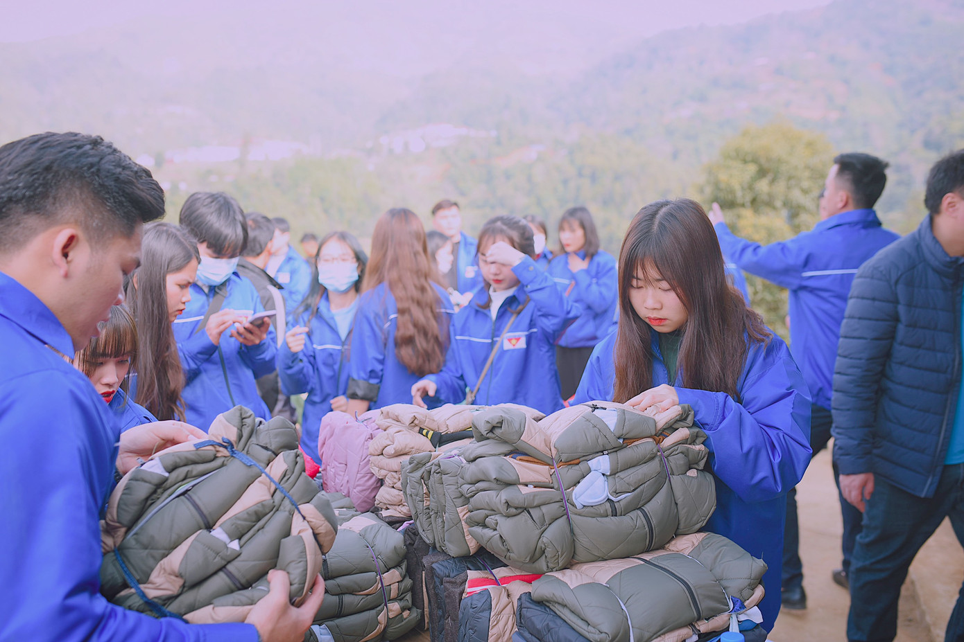 Phương Thảo tham gia chương trình tình nguyện Mùa đông ấm.