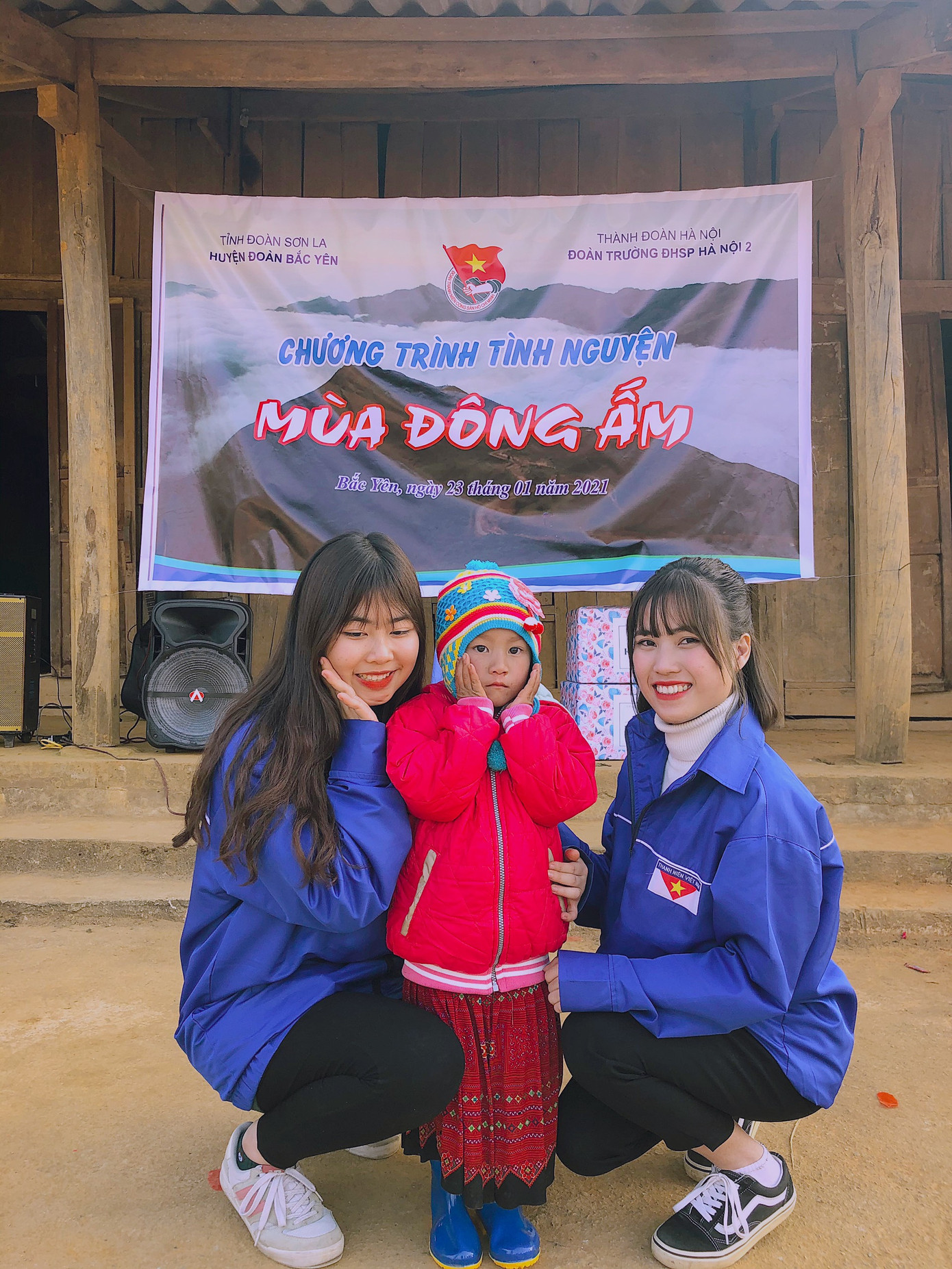 Phương Thảo (ngoài cùng bên trái) tham gia tình nguyện Mùa đông ấm tại Sơn La.