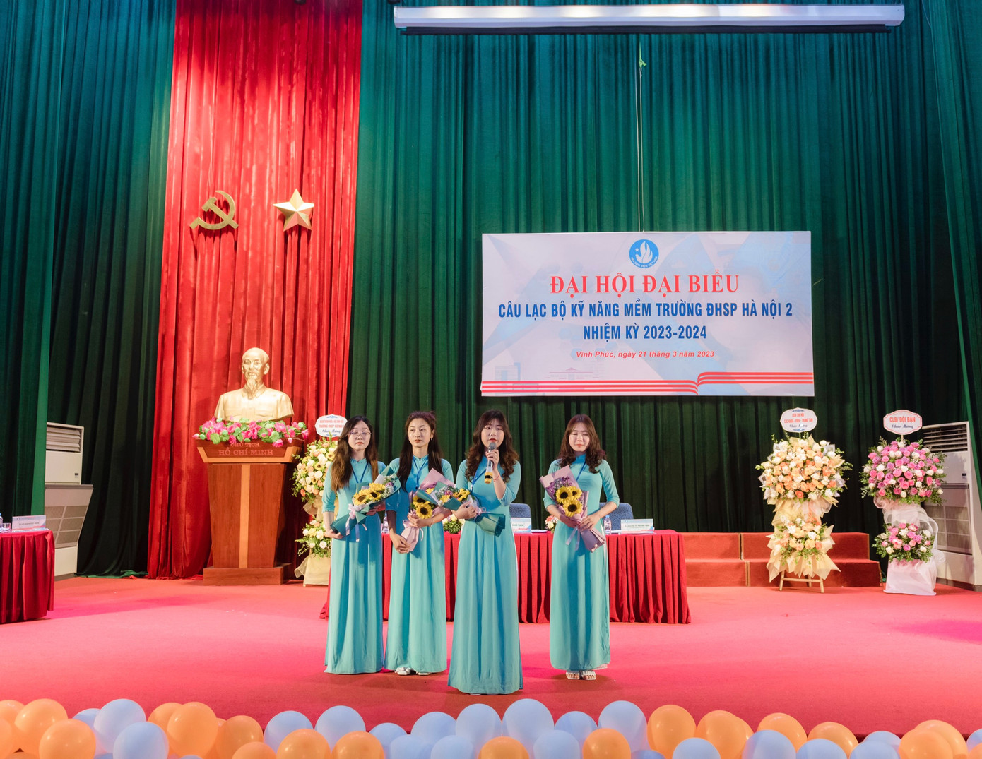 Phương Thảo trong chương trình Đại hội Đại biểu Câu lạc bộ Kỹ năng mềm.