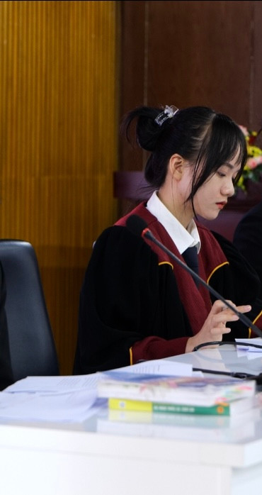 Phương lần đầu giữ vai trò thẩm phán trong một phiên tòa giả định.