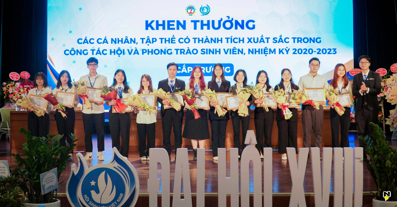 Như Ngọc nhận bằng khen tại Đại hội Đại biểu HSVVN trường ĐHKTQD.