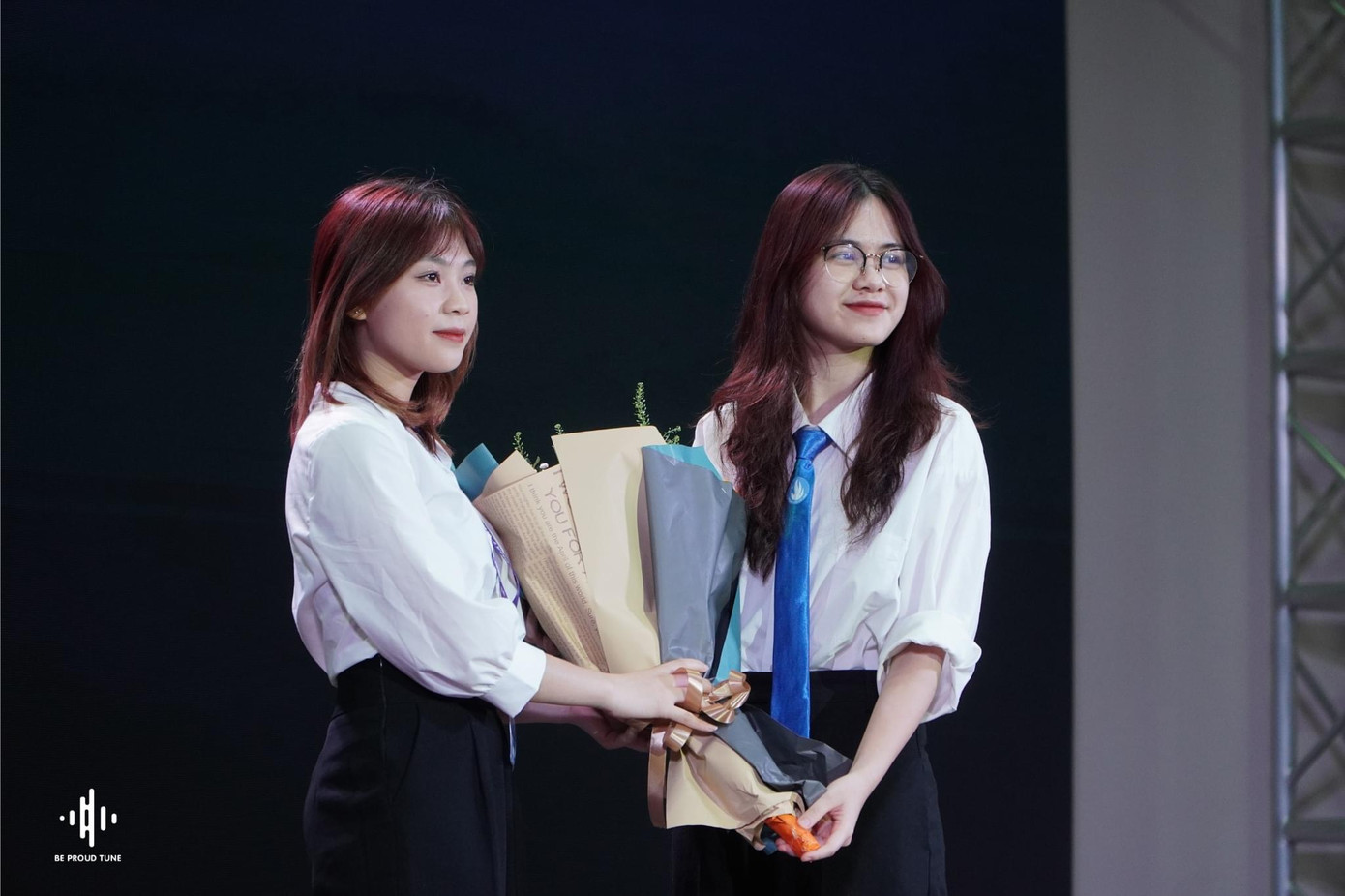 Như Ngọc ( bên phải) tại Cuộc thi Phát thanh Be Proud Tune.