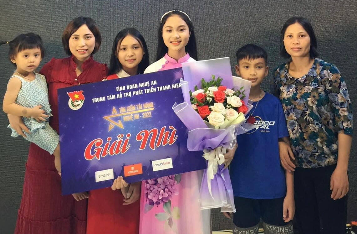 Ngay từ nhỏ, cô nàng đã say mê bởi những lời ru, bài hát của ông bà.