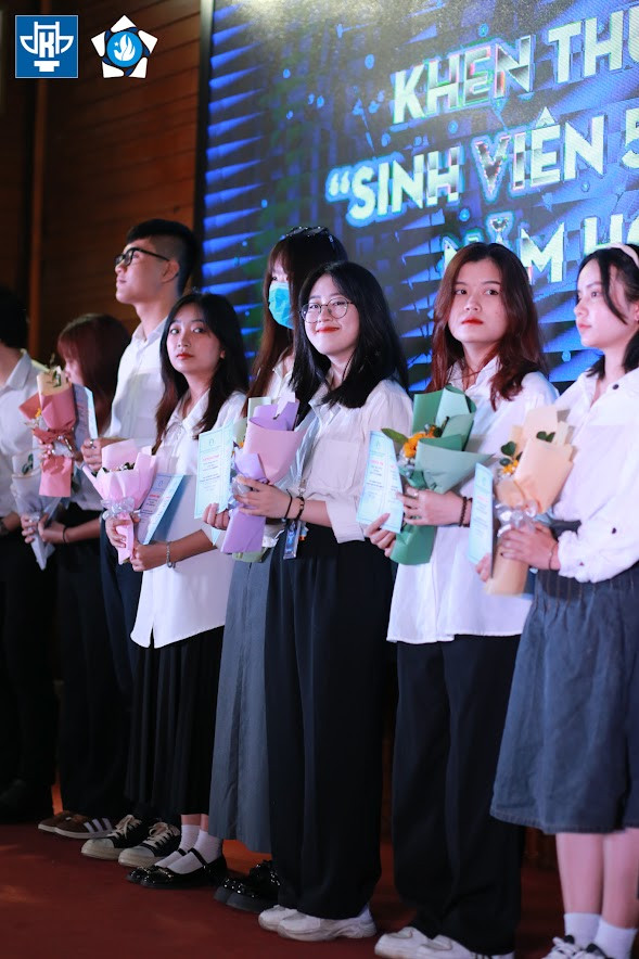 Tuyết Anh (thứ ba từ phải sang) nhận Giấy khen Sinh viên 5 tốt cấp trường. Tuyết Anh (thứ ba từ phải sang) nhận Giấy khen Sinh viên 5 tốt cấp trường.