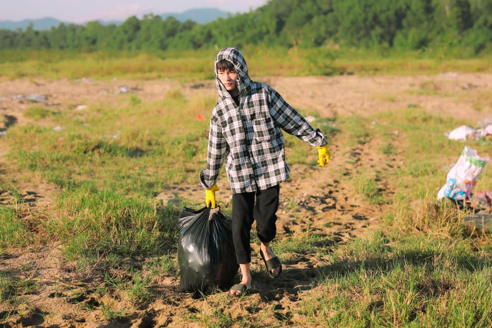 Thành viên câu lạc bộ Chủ nhật không rác thải nhựa đang di chuyển rác về bãi tập kết.