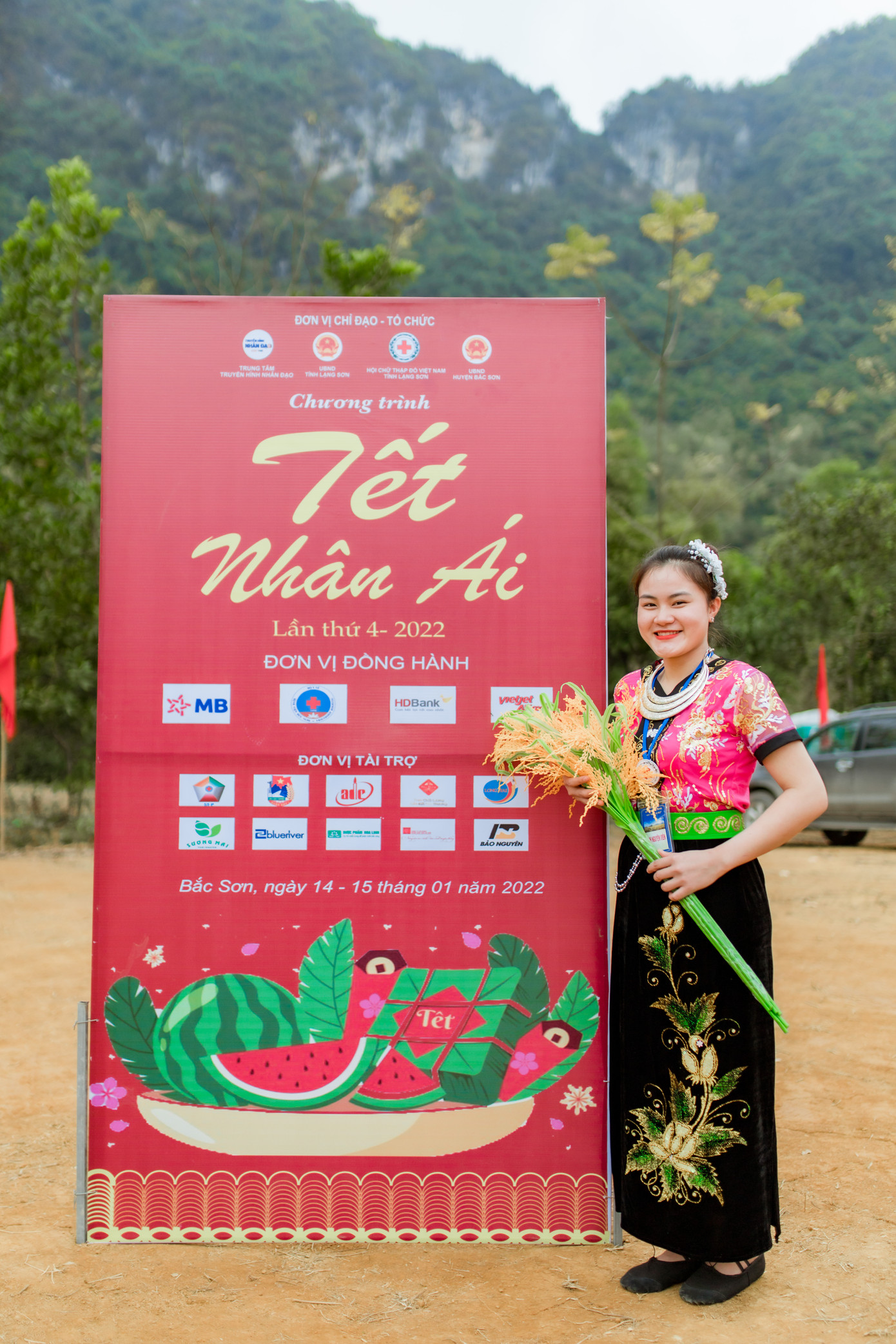 Cô là tình nguyện viên tại chương trình "Tết Nhân Ái năm 2022" tại xã Nhất Hòa.