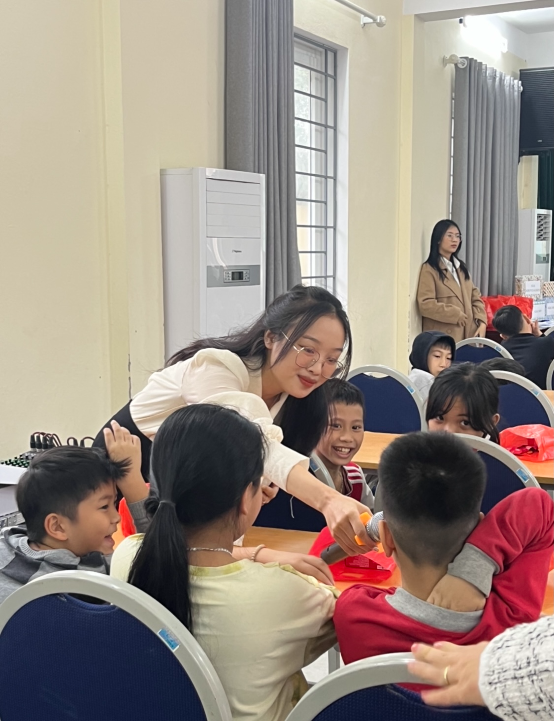 Giảng viên MC nhí tại Làng trẻ Birla, dự án dạy học cho những trẻ em có hoàn cảnh đặc biệt.