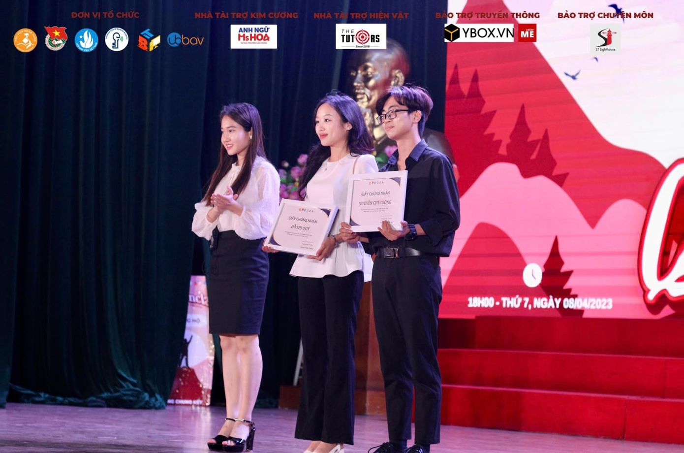 Không chỉ là gương mặt tiêu biểu tại Greenwich Việt Nam, Đỗ Thị Quý còn được nhắc đến, nhận bằng khen tại các trường đại học khác. (Hình ảnh nhận bằng khen Đại sứ truyền thông tại cuộc thi Nhà diễn thuyết tiềm năng - Học viện Ngân hàng)