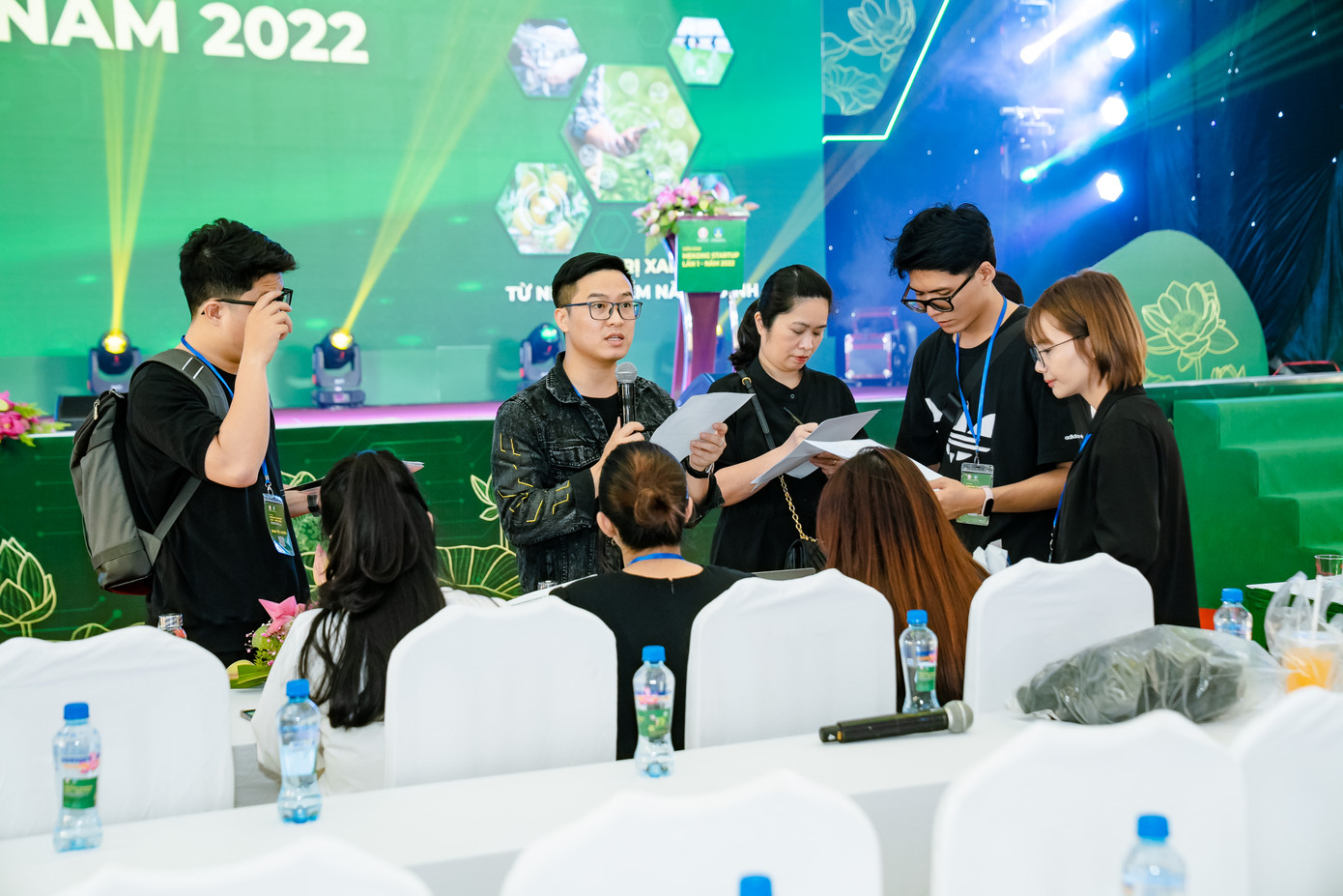 Để có được vài giờ thăng hoa và bùng nổ trên sân khấu, những người làm TCSK đã phải chuẩn bị trước hai, ba tháng. Để có được vài giờ thăng hoa và bùng nổ trên sân khấu, những người làm TCSK đã phải chuẩn bị trước hai, ba tháng.