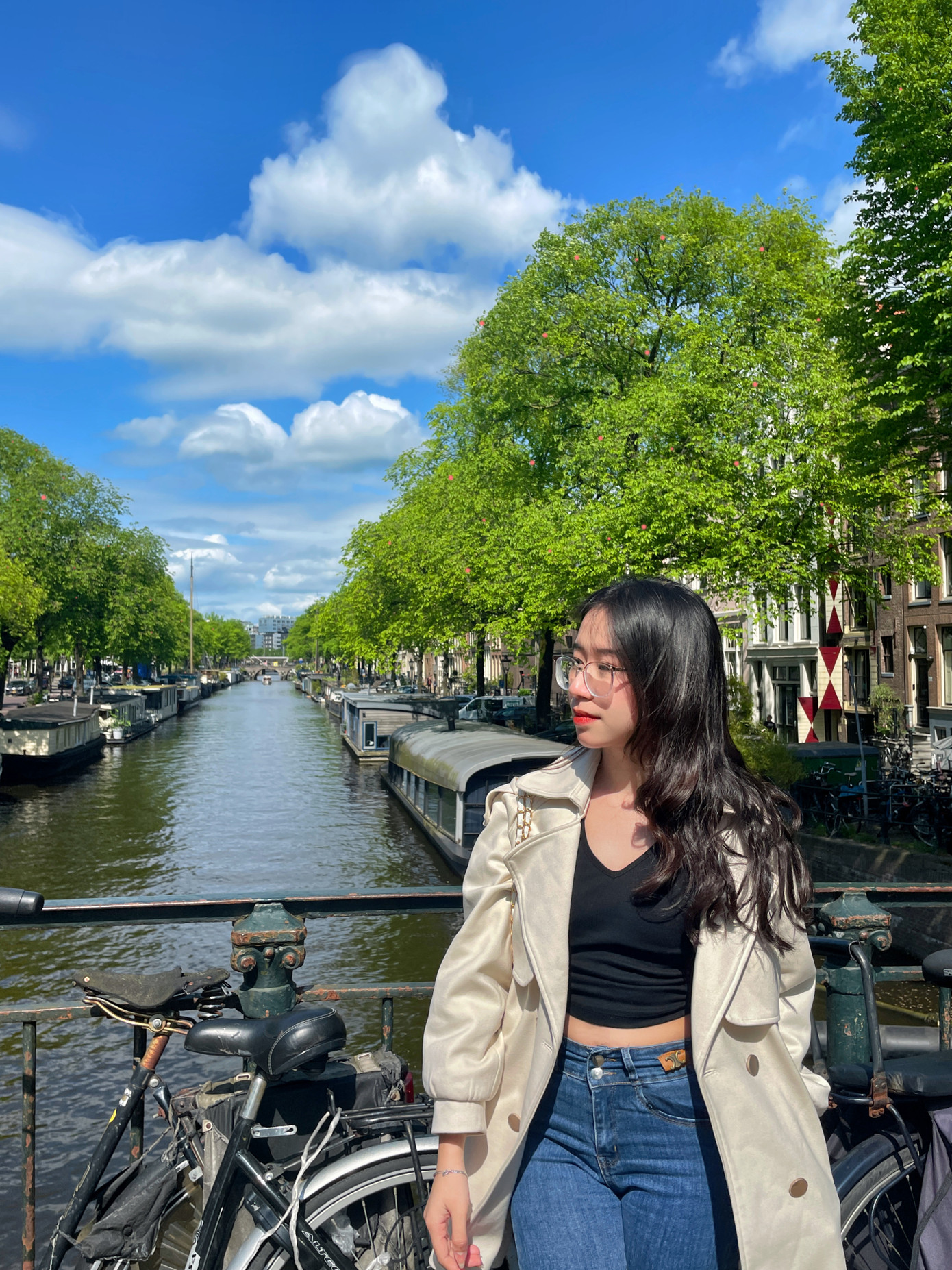 Cô nàng dành thời gian khám phá Châu Âu.