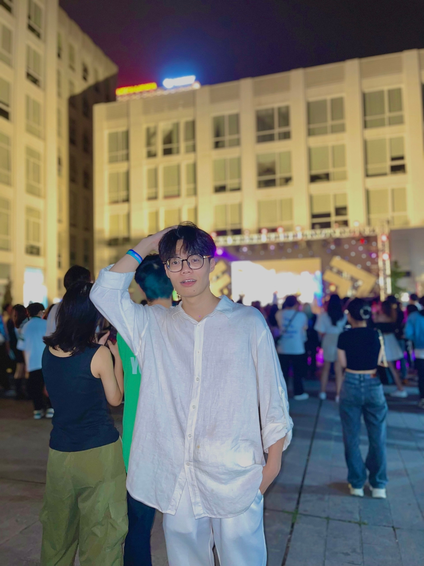 Theo Khải, trước hết muốn sống có ích phải sống tử tế và sống đẹp với mình, với gia đình và sau đó là xã hội.