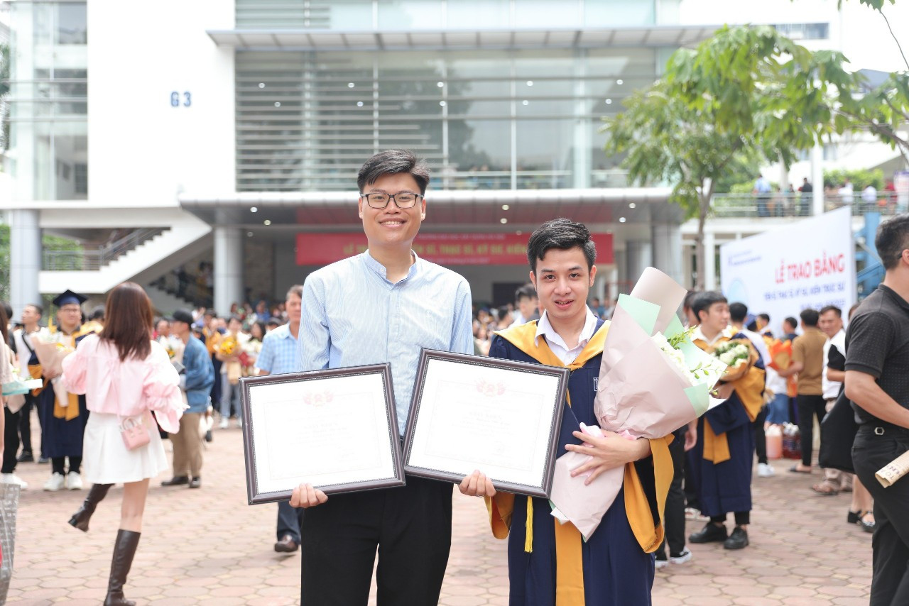 Long cùng người bạn tại Lễ tốt nghiệp ngành Xây dựng Dân dụng và Công nghiệp. Long cùng người bạn tại Lễ tốt nghiệp ngành Xây dựng Dân dụng và Công nghiệp.