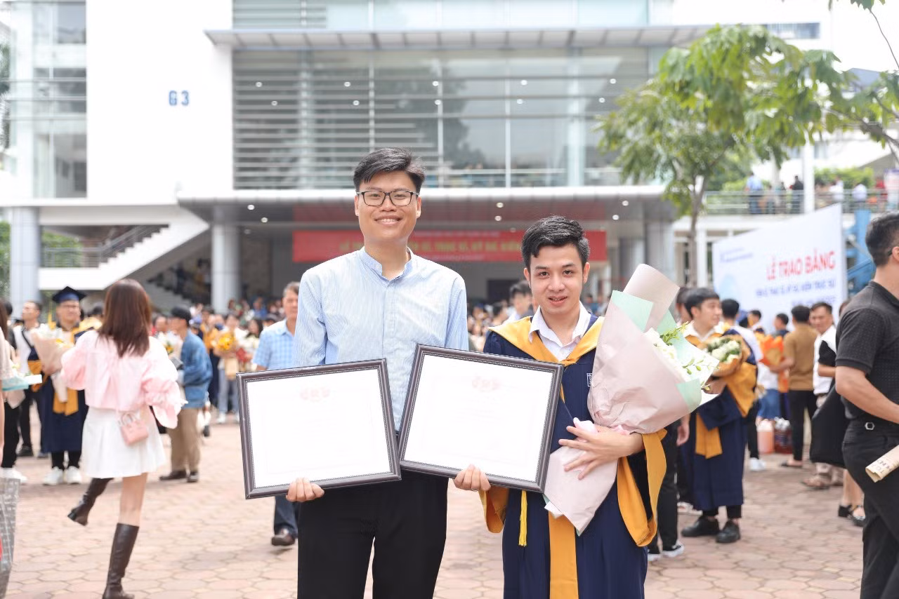 Long cùng người bạn tại Lễ tốt nghiệp ngành Xây dựng Dân dụng và Công nghiệp.