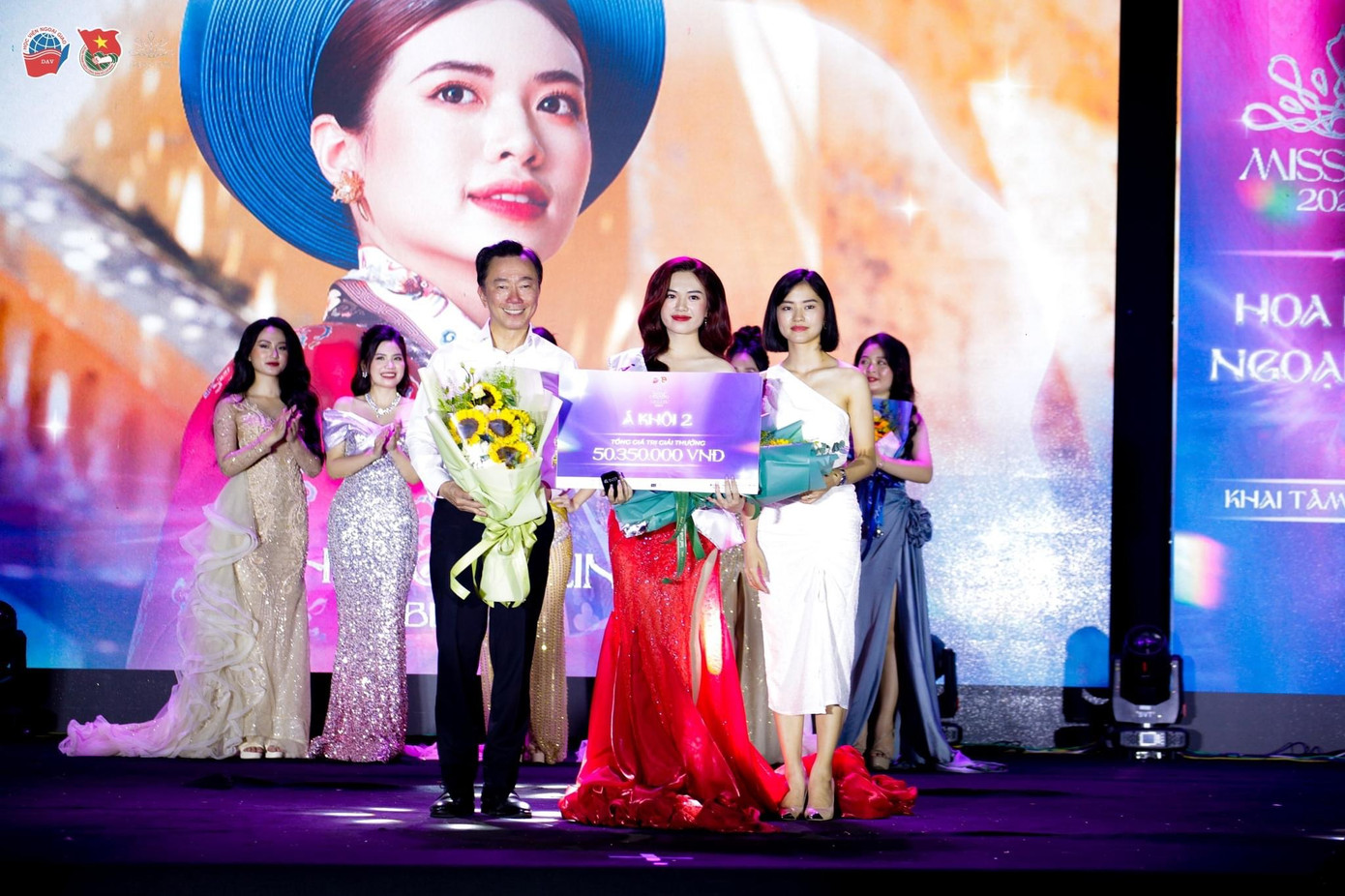 Phùng Mỹ Linh xuất sắc đoạt giải Á khôi 2 cuộc thi Hoa khôi Ngoại giao - Miss DAV 2023. Phùng Mỹ Linh xuất sắc đoạt giải Á khôi 2 cuộc thi Hoa khôi Ngoại giao - Miss DAV 2023.