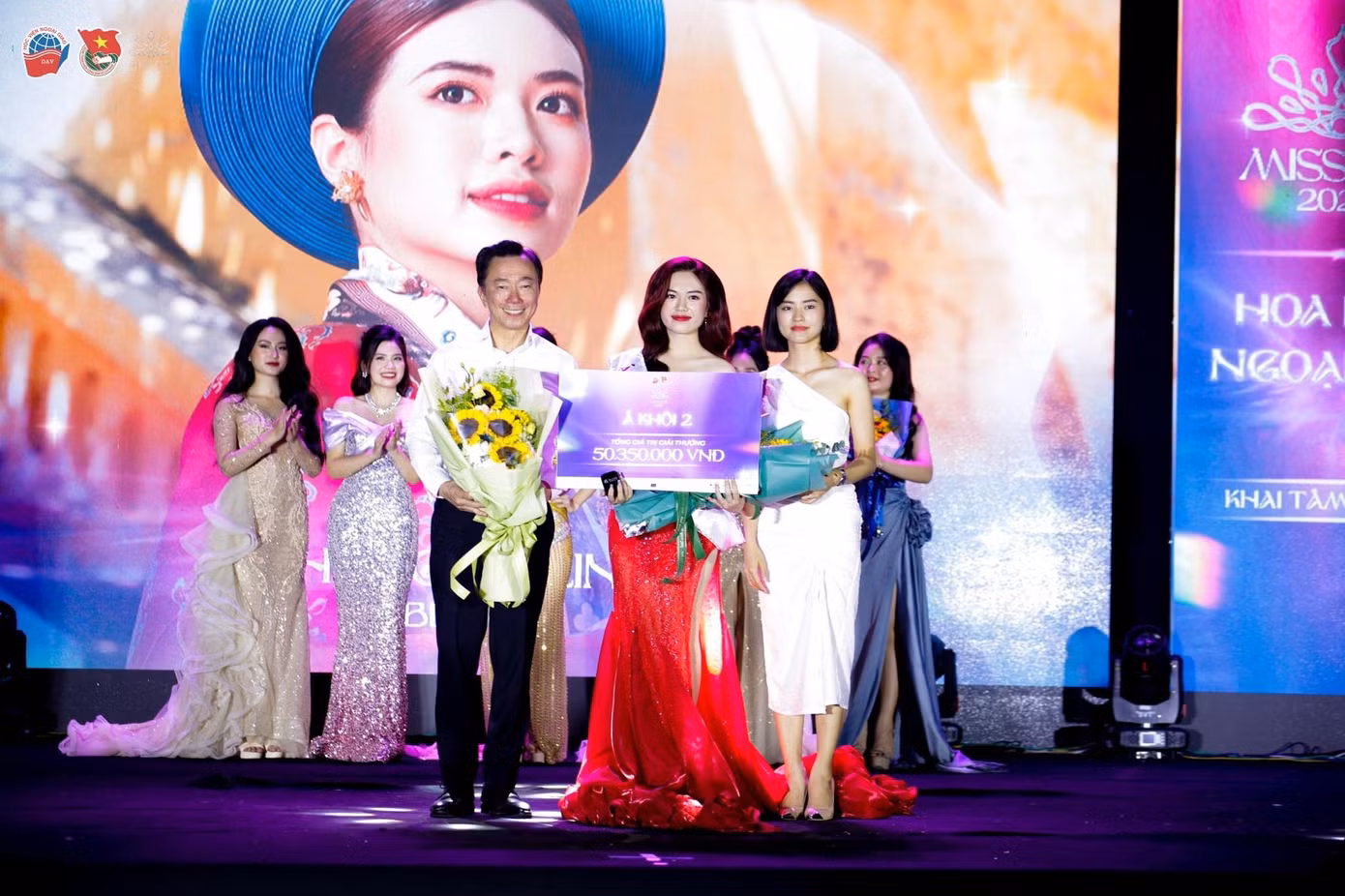 Phùng Mỹ Linh xuất sắc đoạt giải Á khôi 2 cuộc thi Hoa khôi Ngoại giao - Miss DAV 2023. Phùng Mỹ Linh xuất sắc đoạt giải Á khôi 2 cuộc thi Hoa khôi Ngoại giao - Miss DAV 2023.