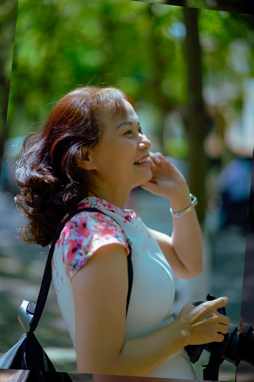 Cô giáo Dương Thị Ngọc Chiến quê Quỳnh Lưu, Nghệ An, sinh ra và lớn lên tại Hà Nội.