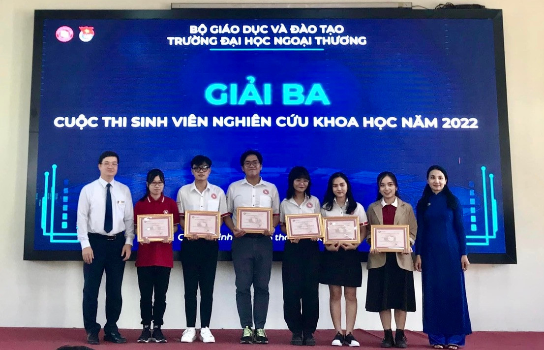 Linh là trưởng nhóm viết bài tham gia cuộc thi NCKH cấp trường Đại học Ngoại thương 2022 và giành giải ba. Linh là trưởng nhóm viết bài tham gia cuộc thi NCKH cấp trường Đại học Ngoại thương 2022 và giành giải ba.