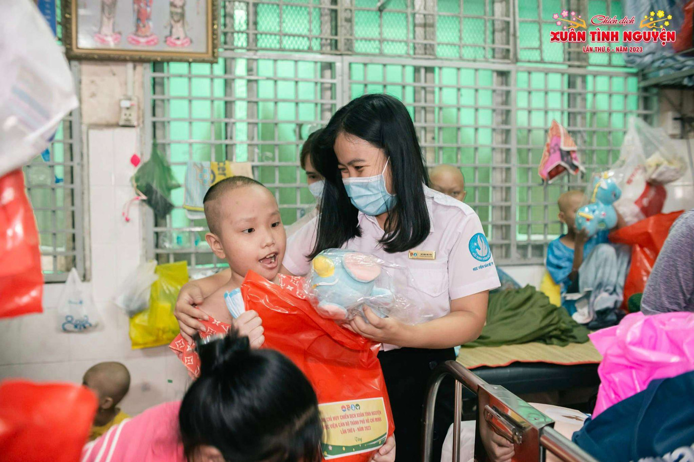 Hải Yến là người giàu tình cảm, biết yêu thương và giúp đỡ mọi người.