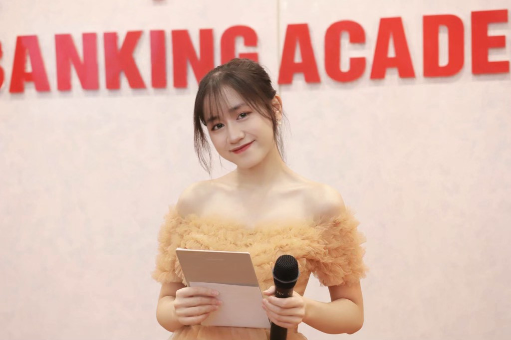 Thanh Hà thay đổi bản thân để trở thành cô MC tài năng của Khoa, Học viện và luôn chăm chỉ học tập để chinh phục Học bổng cũng như các thành tích trong hoạt động ngoại khóa.