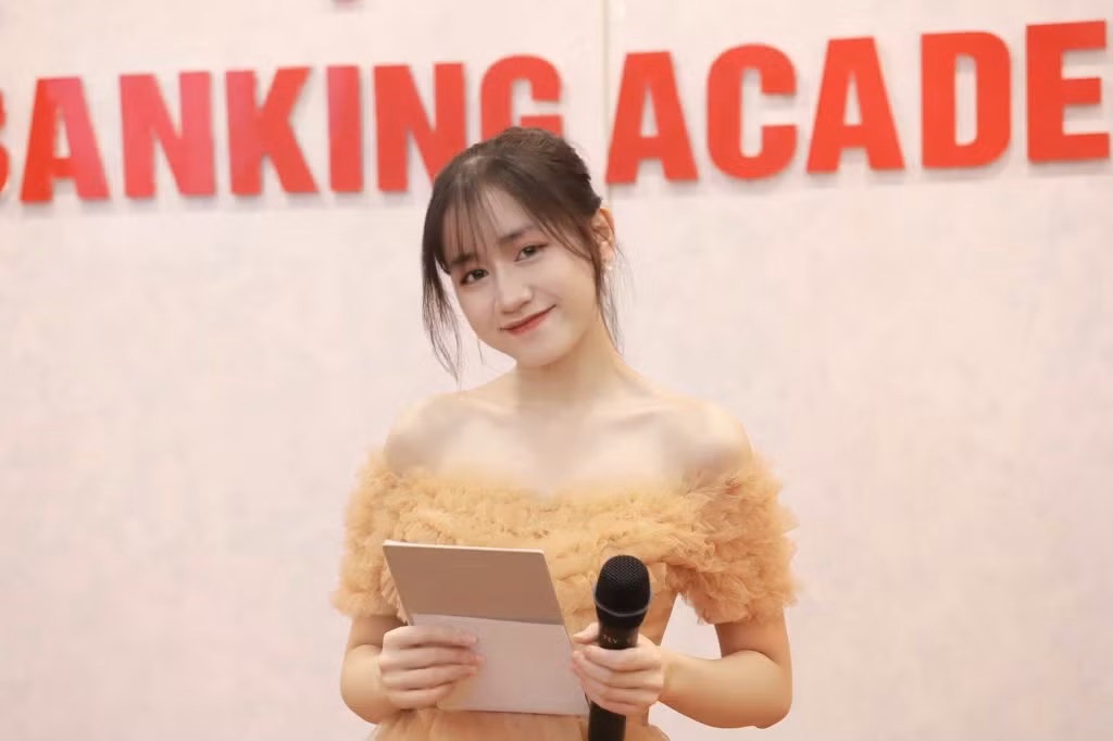 Thanh Hà thay đổi bản thân để trở thành cô MC tài năng của Khoa, Học viện và luôn chăm chỉ học tập để chinh phục Học bổng cũng như các thành tích trong hoạt động ngoại khóa.