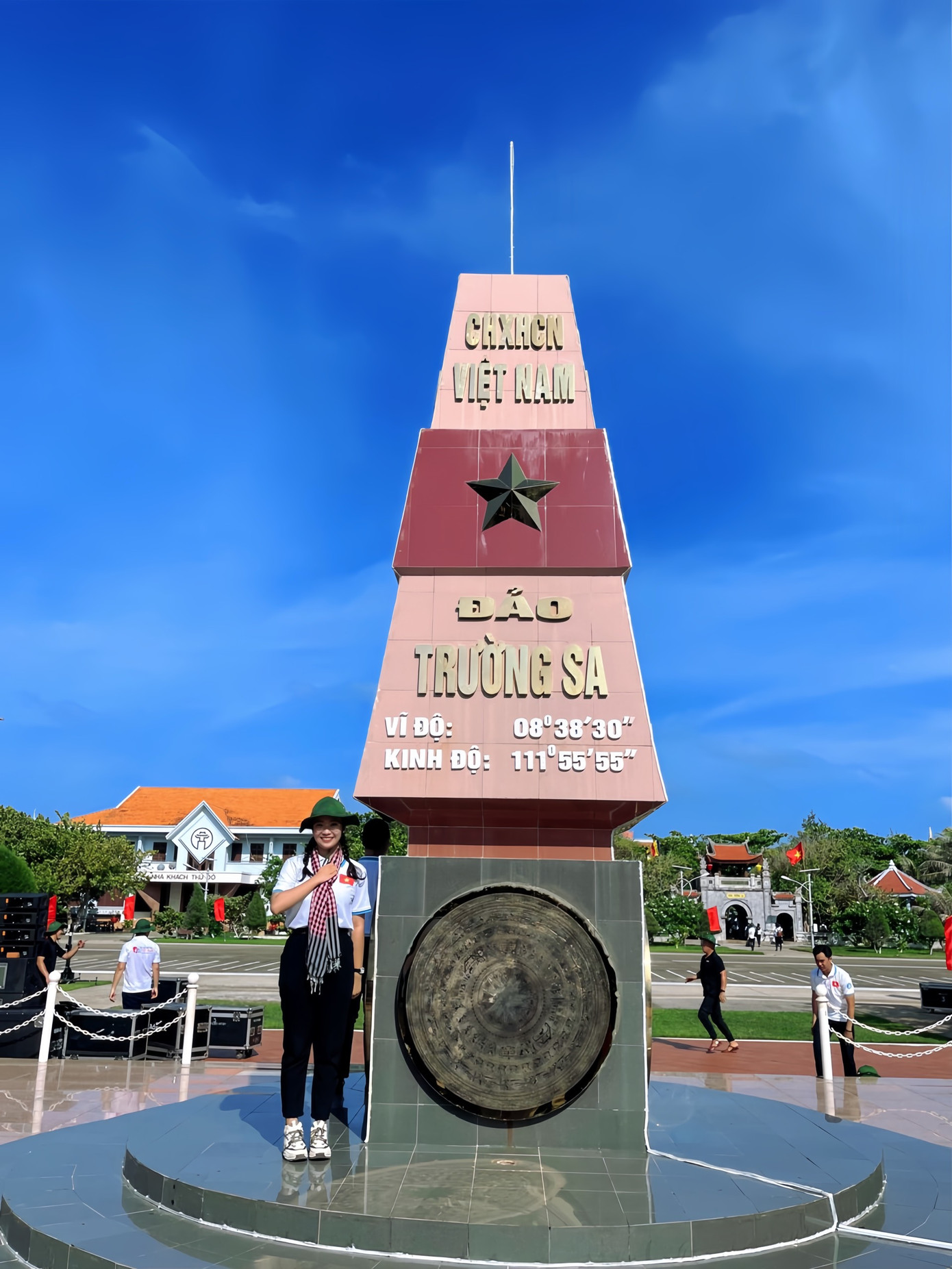 Cô bạn luôn cân đối thời gian phù hợp cho việc học tập và tham gia các phong trào sinh viên. Cô bạn luôn cân đối thời gian phù hợp cho việc học tập và tham gia các phong trào sinh viên.